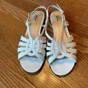 Basic Editions women’s white sandals size 8W